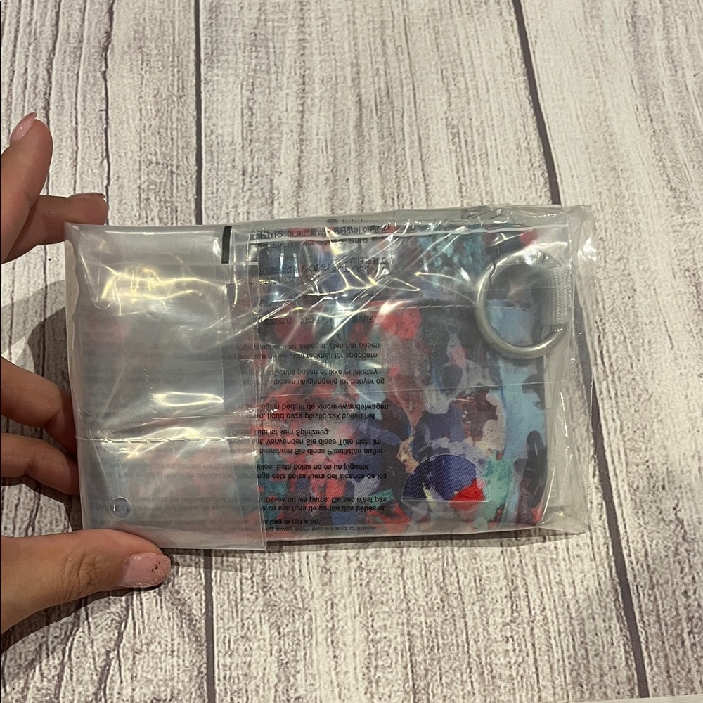NWT Lululemon Clippable Card Pouch | Flower Glide Multi/Vapor - Picture 2 of 4